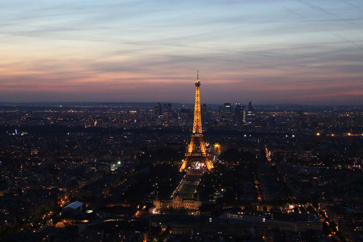 sunset-behind-the-Eiffel-Tower-in-Paris