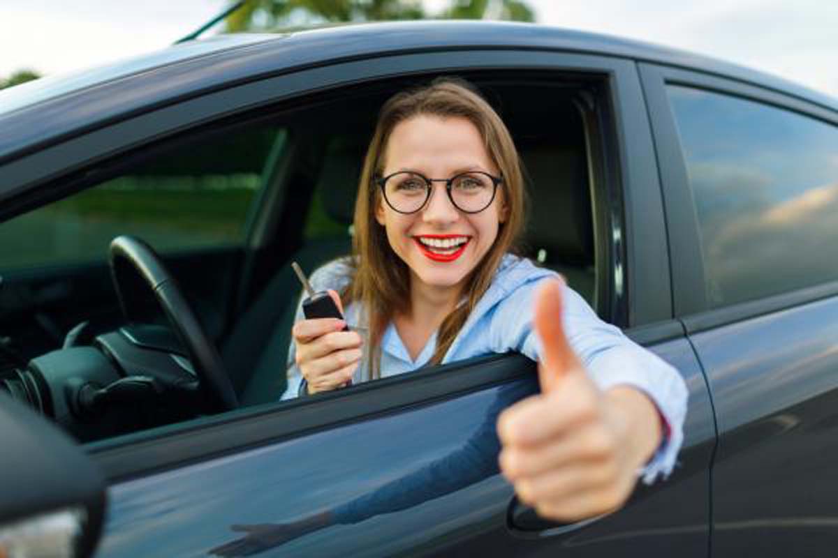 young-woman-driver-in-her-car