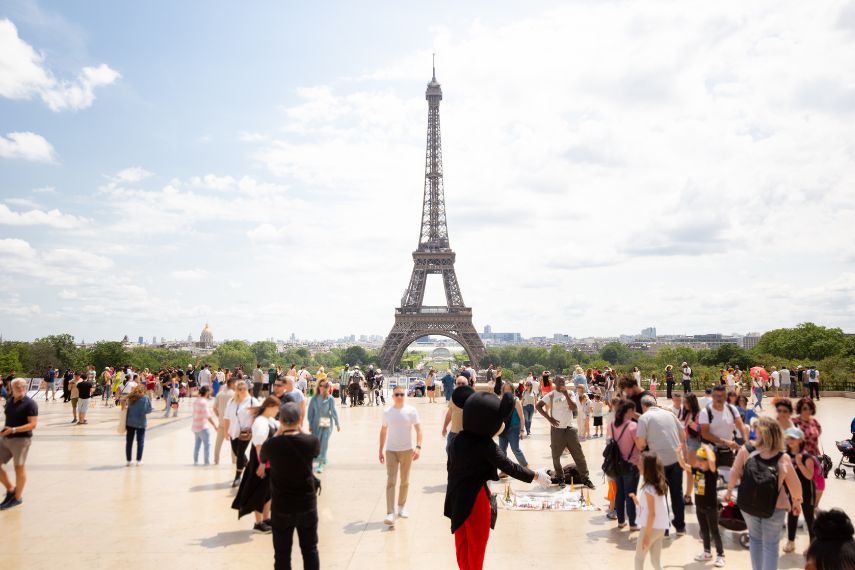 Crowds in front of the Eiffel Tower