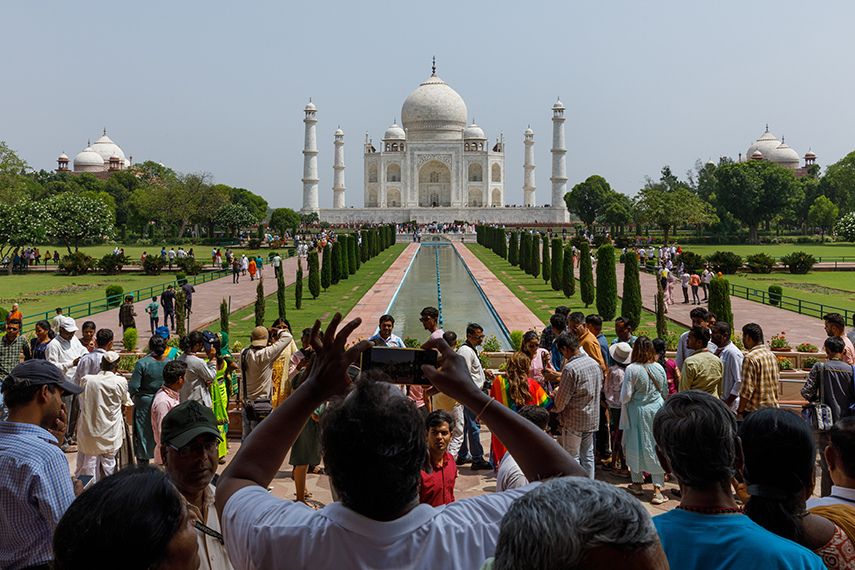 Crowds of people getting photos of the Taj Mahal