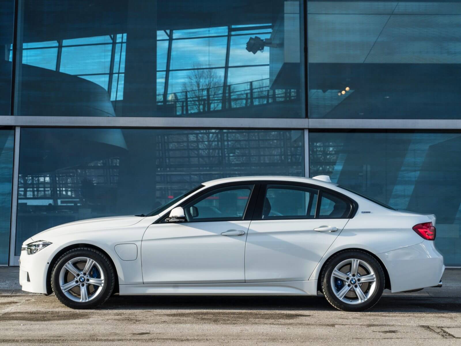 BMW 330e