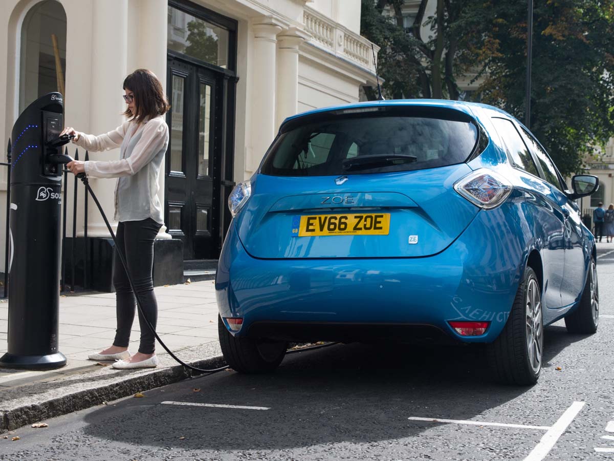 Renault-ZOE-at-charging-point