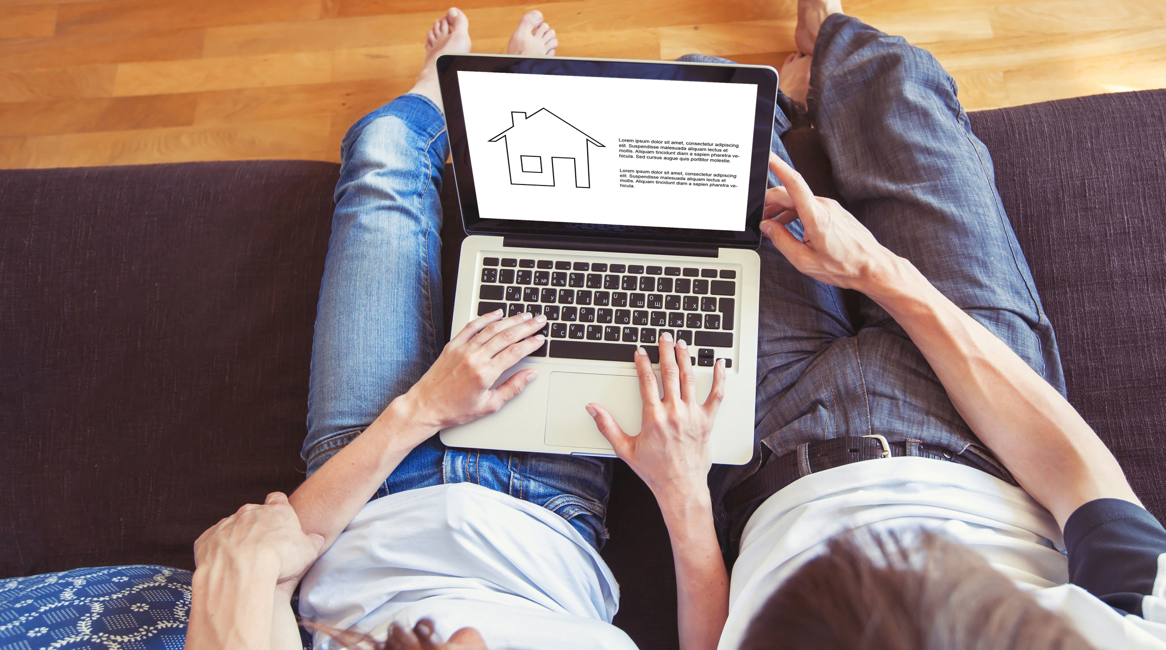couple-house-hunting-online