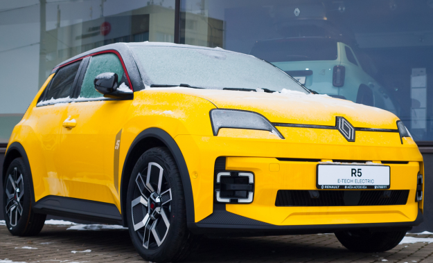photo of yellow renault r5