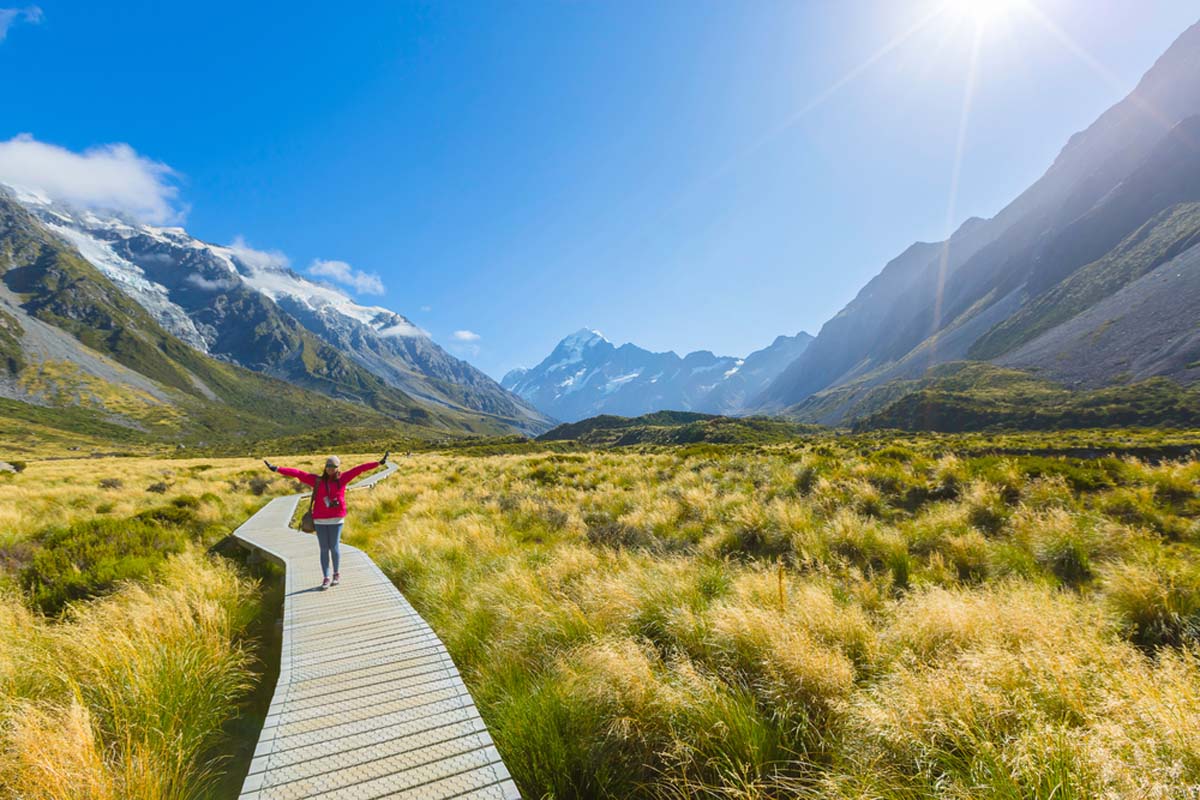 solo-female-traveller-in-the-mountains