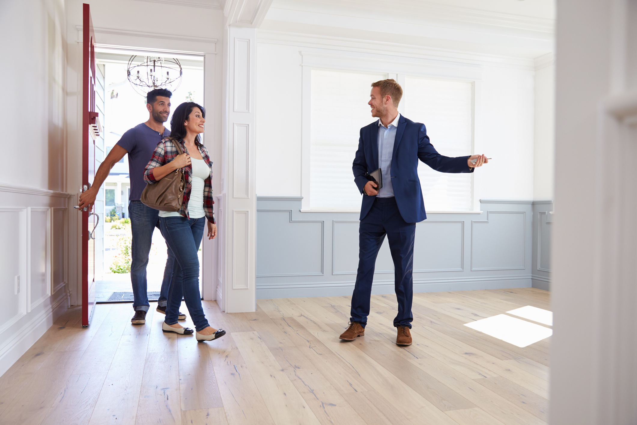 young-couple-viewing-a-house
