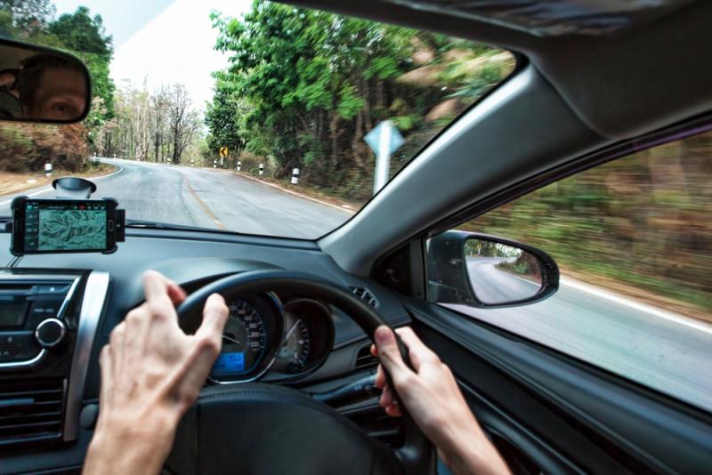 man-driving-with-phone-on-dashboard