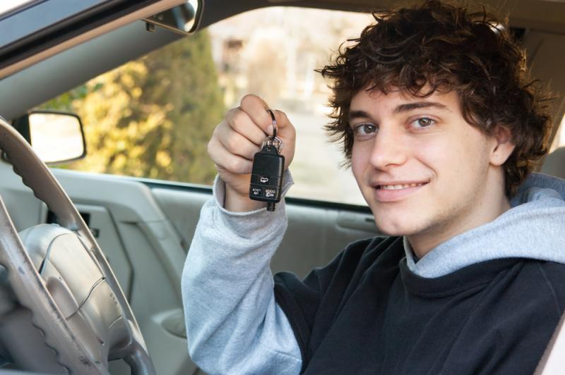 young-driver-holding-car-keys