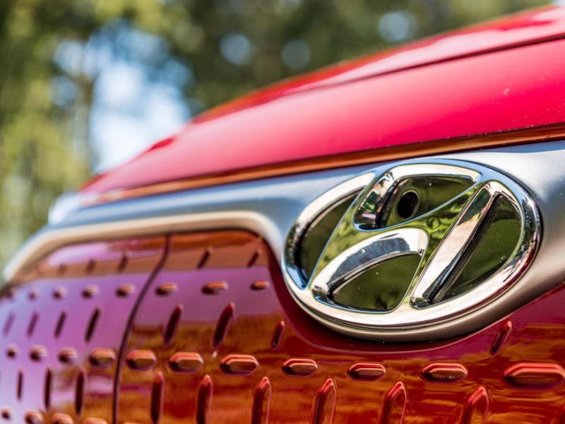 hyundai-badge-close-up