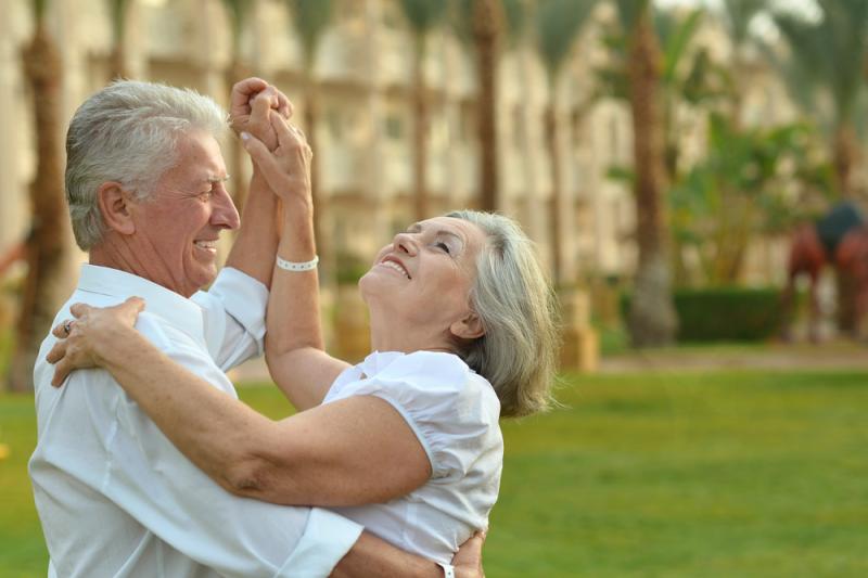 older-couple-dancing