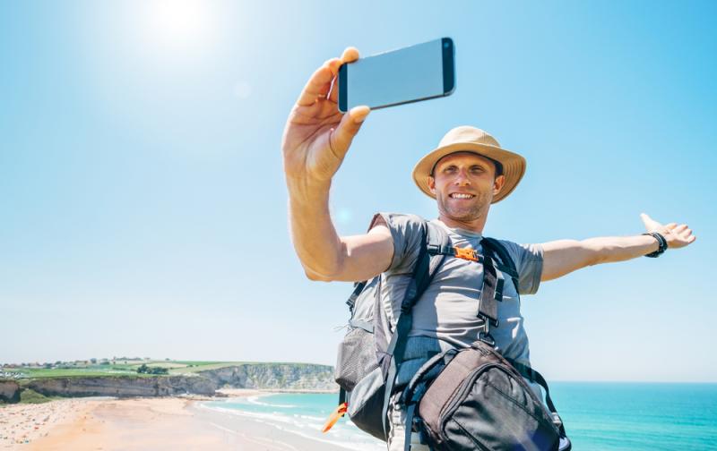 solo-male-backpacker-taking-a-selfie