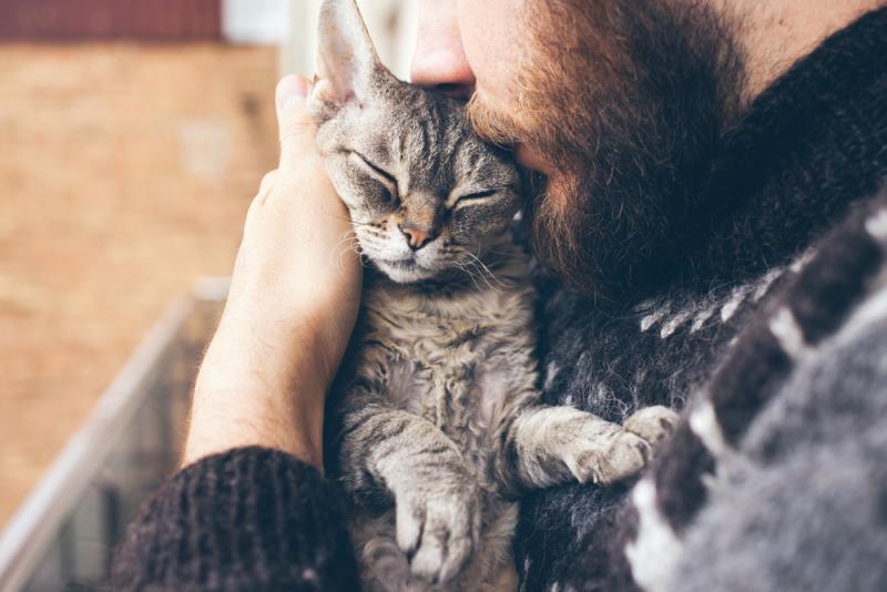 man-holding-his-cat