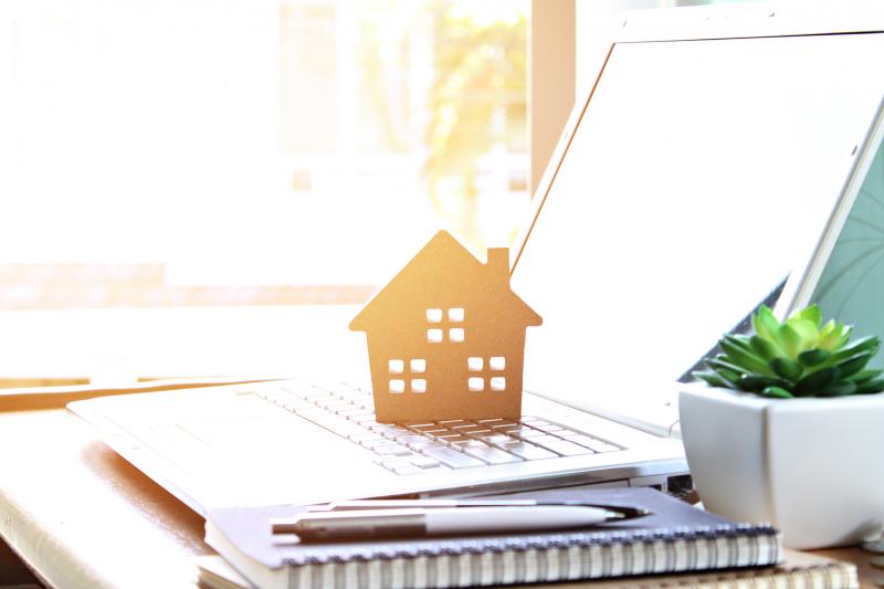 laptop-with-model-house