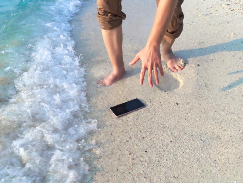 phone-dropped-in-sea