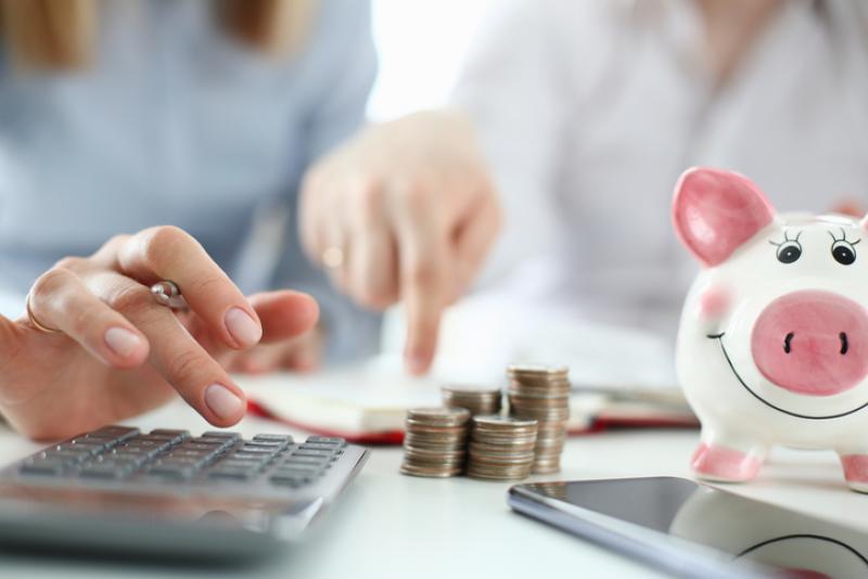couple-budgeting-expenses
