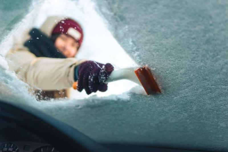 clearing-snow-off-windscreen