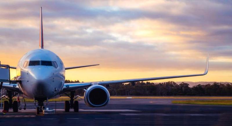 Imagine of a plane leaving the airport at dusk.