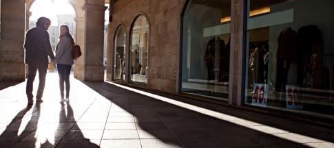 couple=on-holiday-walking-down-a-street