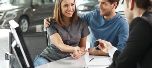 woman-and-man-buying-a-car