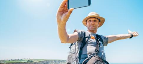 solo-male-backpacker-taking-a-selfie