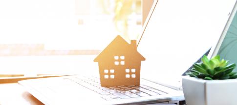 laptop-with-model-house