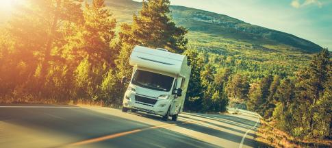 motorhome-driving-through-norway