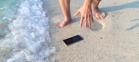 phone-dropped-in-sea