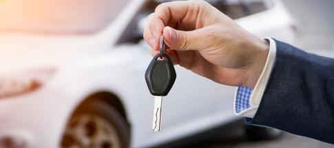 man-holding-key-to-courtesy-car