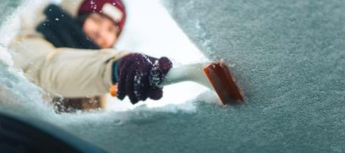 clearing-snow-off-windscreen